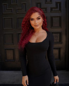 Hair is niceeee and full & true to length, la